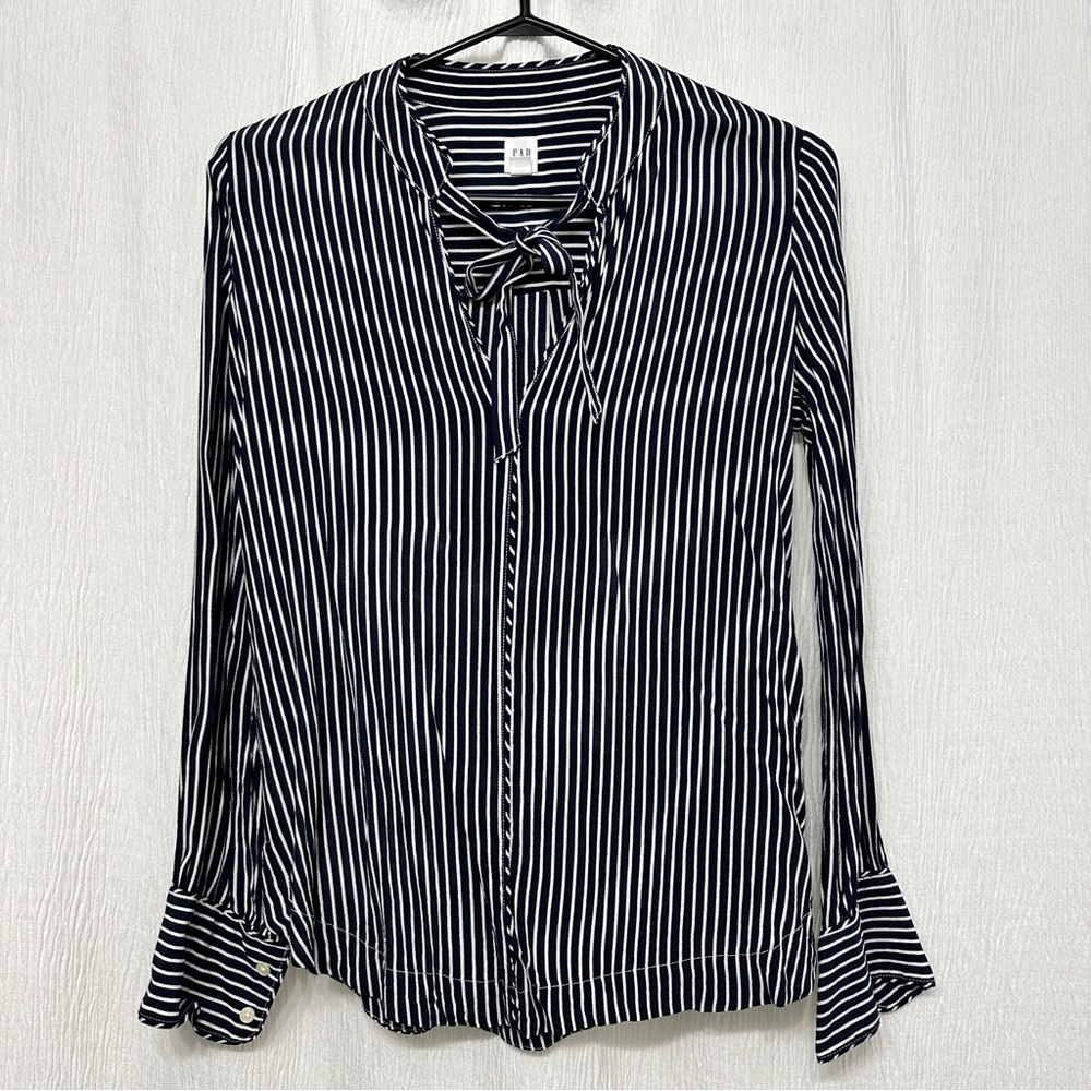 Stripped long sleeve top tie in the front